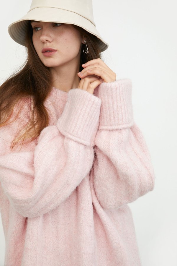 粉色宽松毛衣