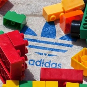 新品预告：Adidas x Lego 限量合作鞋款ZX 8000 积木鞋盒 趣味十足