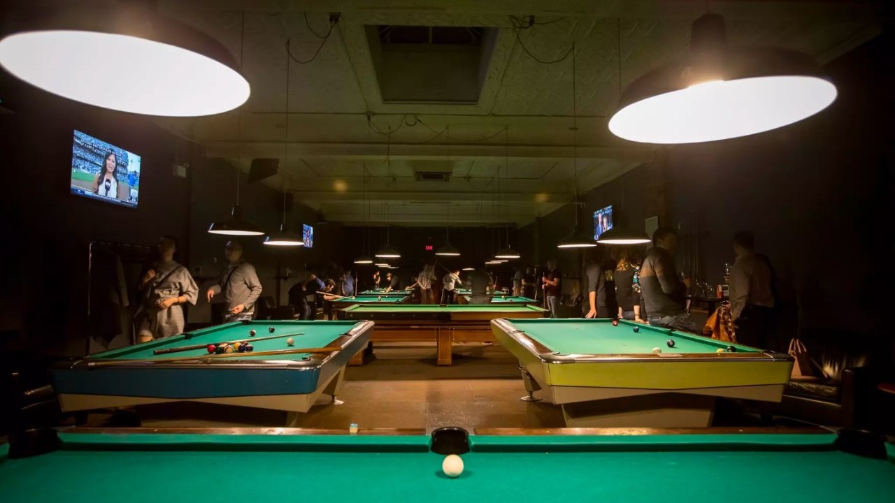 多伦多台球厅推荐 - 9个内含酒吧、美食等综合性撞球厅！还有适合职业水平的钻石球桌！