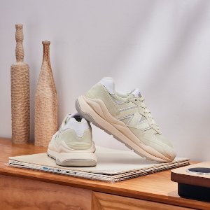 New Balance 特卖场开启 速收经典运动鞋、休闲服饰