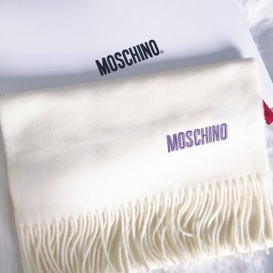 Moschino 围巾、丝巾折上折热卖 温暖秋冬好造型
