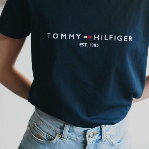 Tommy Hilfiger 美式潮流闪促 经典款卫衣$107 厚底小白鞋$77