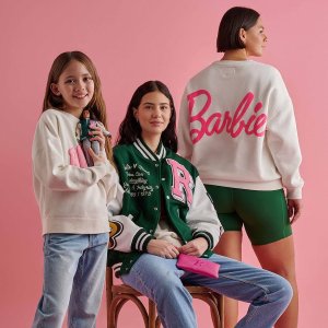 上新：Barbie X Roots 再次联名！儿童T恤$40 封面白色卫衣$118