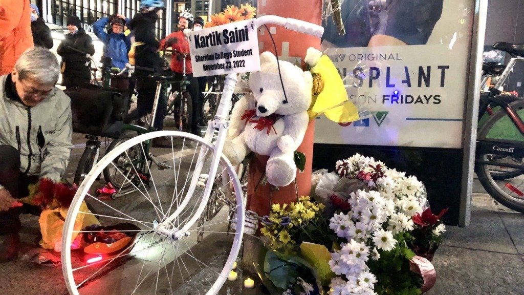 多伦多20岁留学生骑车遭遇车祸不幸身亡！百名自行车手组织上街游行悼念！