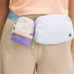$34+包邮 新色 还可以挂腰包lululemon 最实用的小废包 薰衣草紫太可爱 毛孩子能帮你背