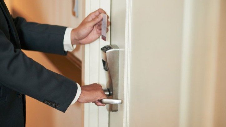 细思极恐！酒店员工性侵中国女生，用“万能钥匙”刷开房门