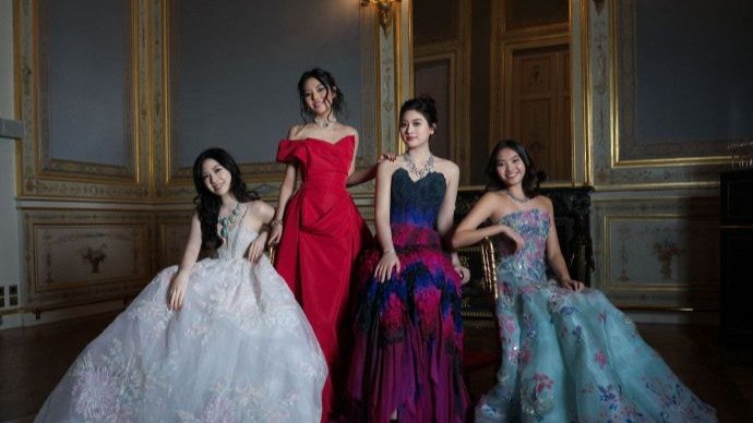 4位华人女孩出席巴黎名媛舞会！甄子丹女儿、张艺谋儿子“二代”惊艳了！