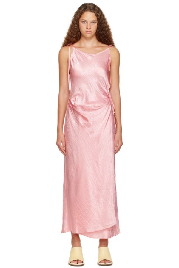 粉色褶皱吊带连衣裙