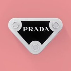 Prada 不同的潮流款式美衣、美鞋促销
