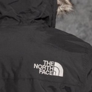 The North Face 户外潮服 拼色冲锋衣$100、卡其风衣$155