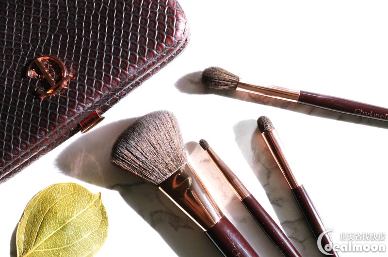 charlotte tilbury "magical mini brush" set 旅行迷你刷具组合,$65