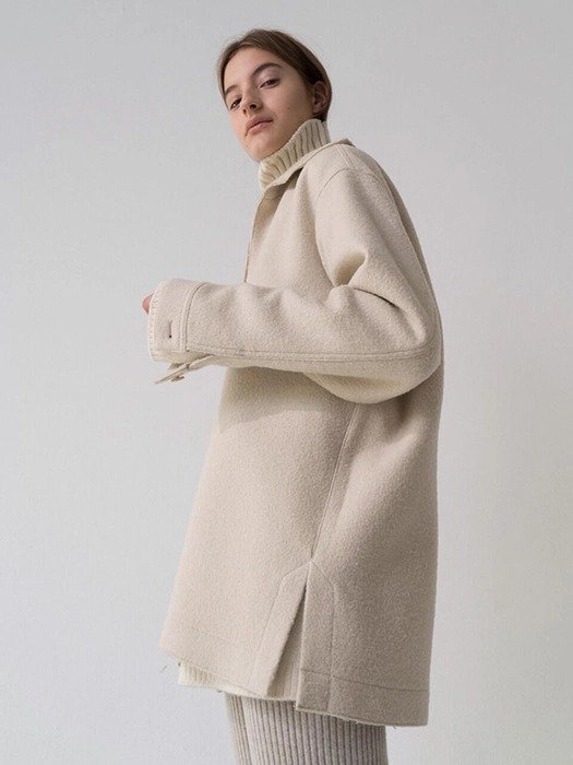 米白色羊毛大衣