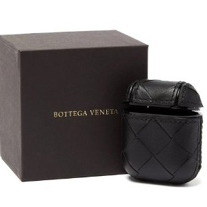 目测即将断货 €405快收上新：Bottega Veneta 全新黑色编制Air pod 保护套 一如既往的低调奢华