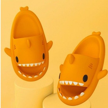 橘色鲨鱼拖鞋