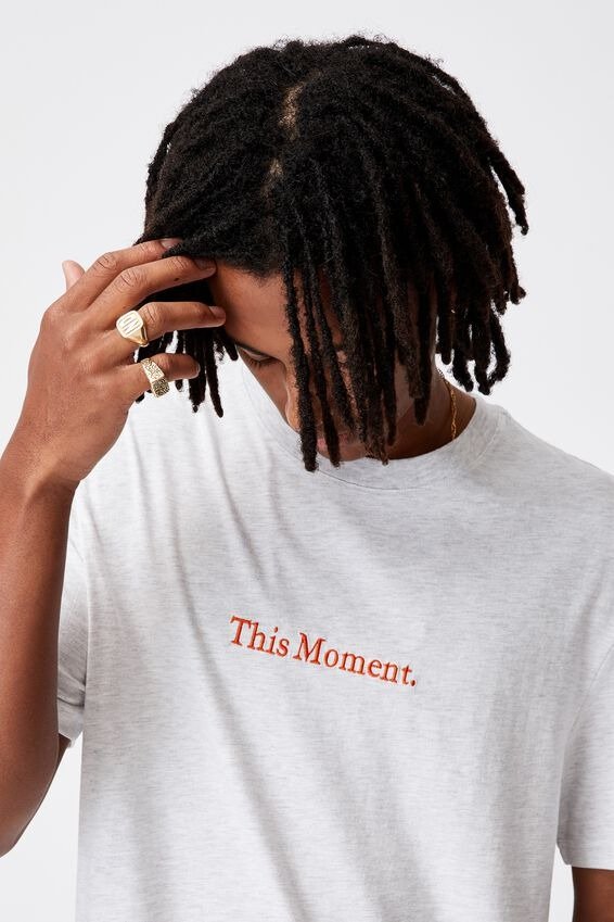 'This Moment'标语短袖T恤