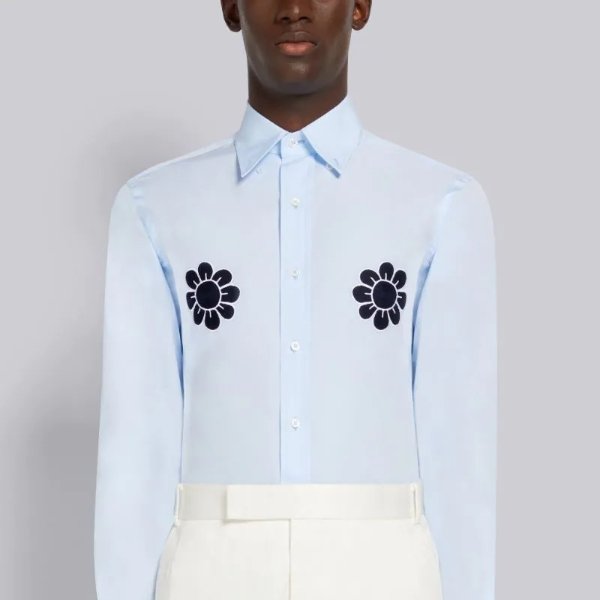 浅蓝色缎面缝线花卉贴花经典版型衬衫