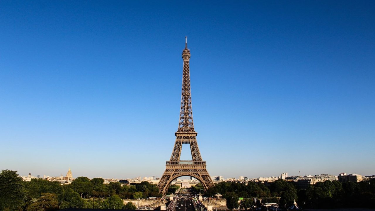 巴黎一男子为求刺激爬上铁塔跳伞 - “飞一般的感觉？”