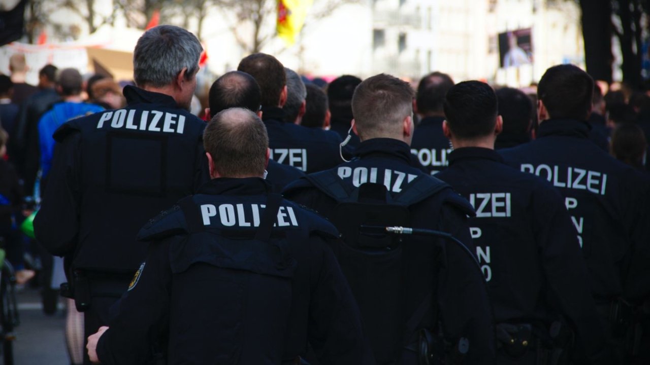 离谱，逮捕400人，720起案件！柏林跨年夜警方遭受烟花袭击！
