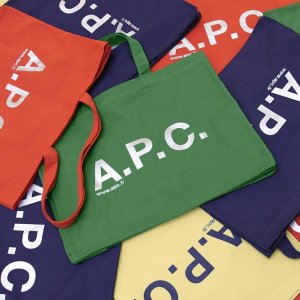 A.P.C. 法式简约风品牌热卖 收经典半月包、logo服饰