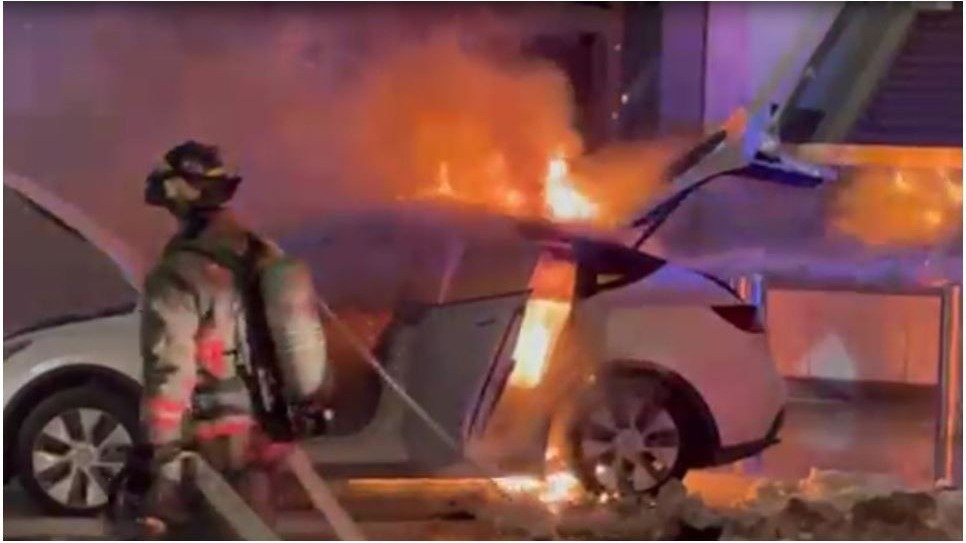 特斯拉在多伦多市中心撞车并起火！21岁女司机因醉酒驾驶被警方逮捕！