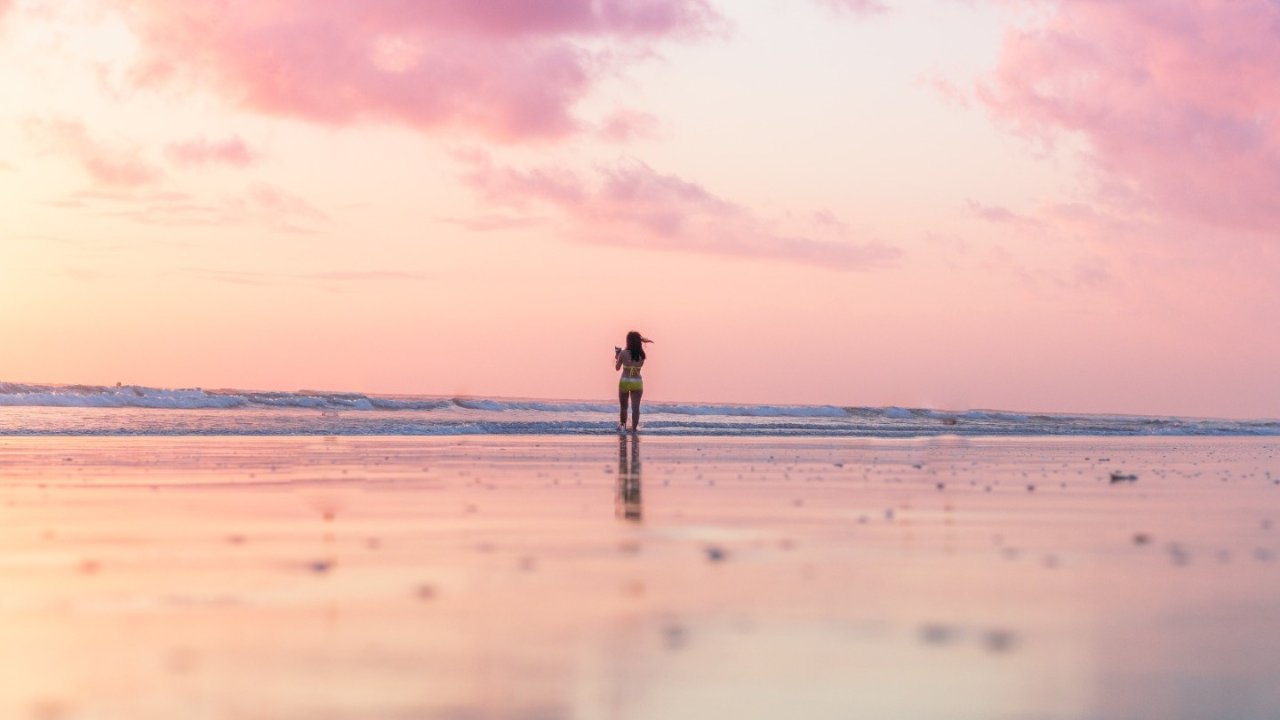 世界上最美的粉色沙滩，超浪漫！夏天到了，一起去海边玩吧！