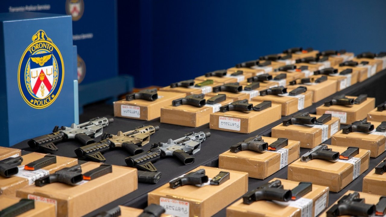 多伦多警方查获62件枪支，包括3支AK！6名涉案人员被捕，提起260项指控！