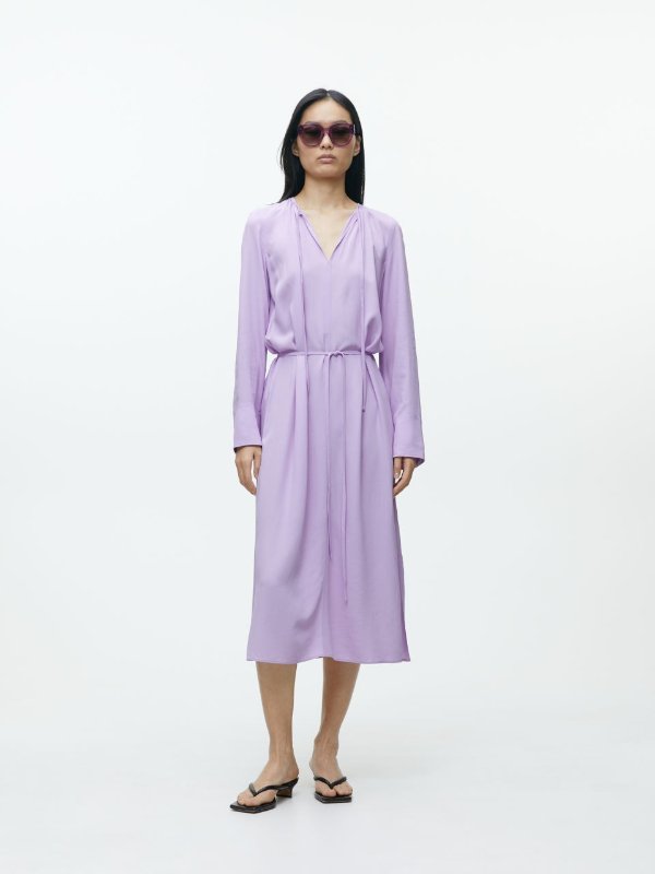 紫色系带连衣裙