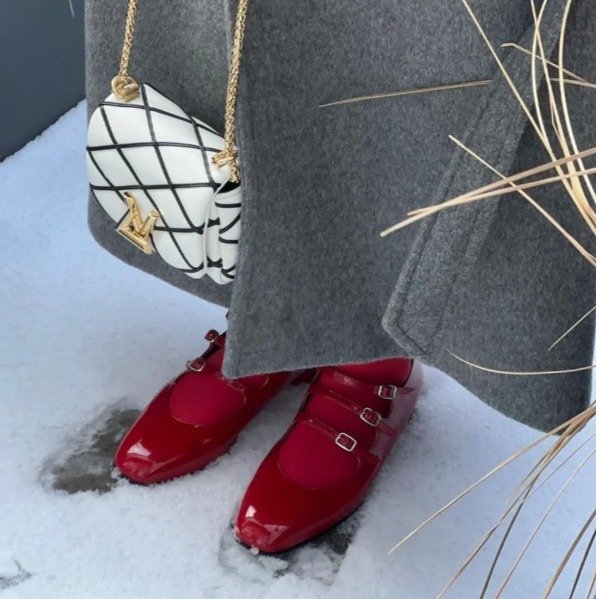 红色漆皮玛丽珍鞋