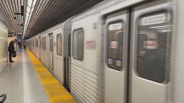 视频曝光！多伦多地铁1号线一名妇女因袭击多人被捕，受害者躺地，周围大量血迹！