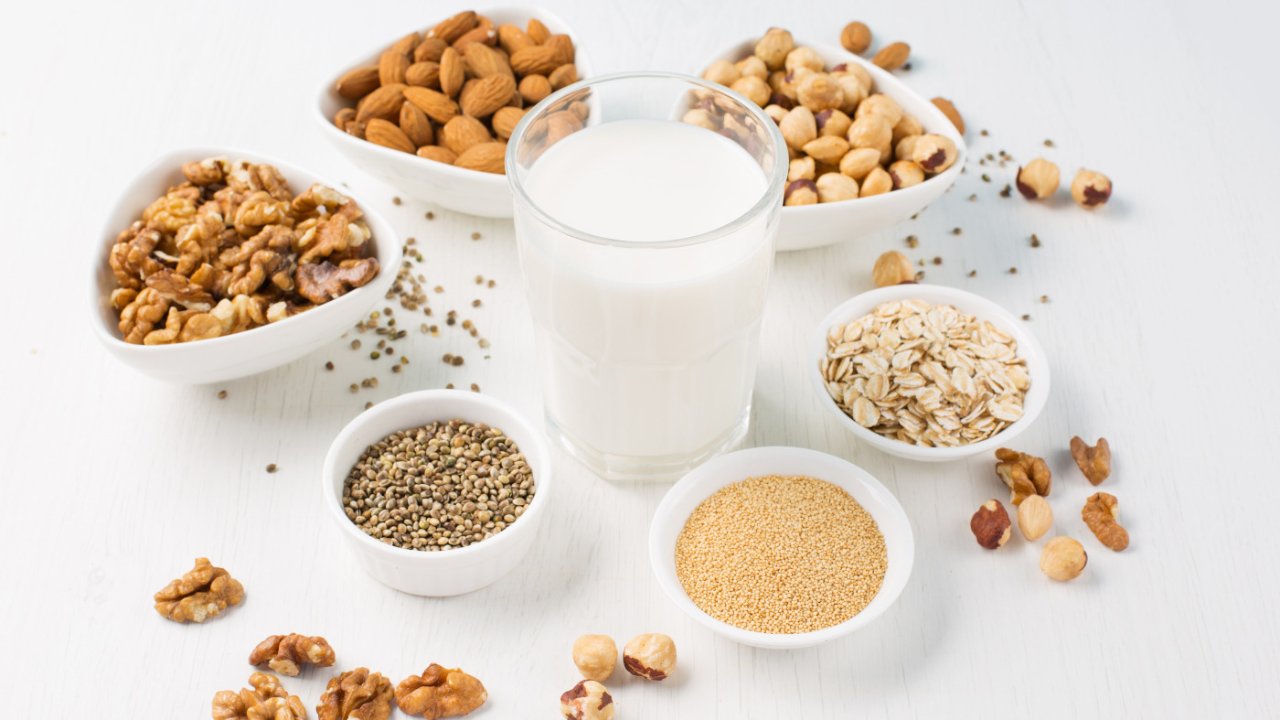 澳洲奶类比较 - 豆奶，燕麦奶，杏仁奶，腰果奶哪个热量最高？营养最丰富？