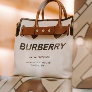 Burberry 新款大促 | 公文包、腋下包、格纹围巾、经典风衣等