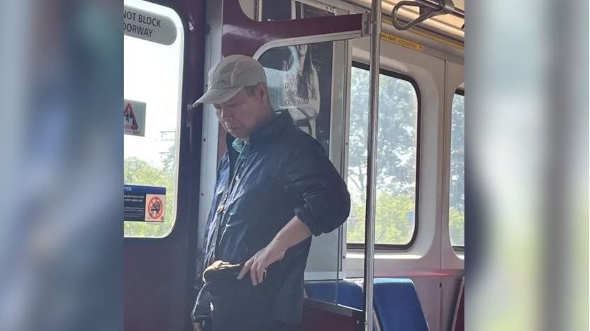 疑似亚裔老人在多伦多地铁做出“不雅行为”被拍，警方全城寻人！