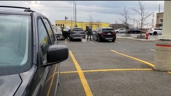 视频曝光！安省2男子大白天在超市停车场抢车，女司机被强行拖出，还能听见惨叫声！