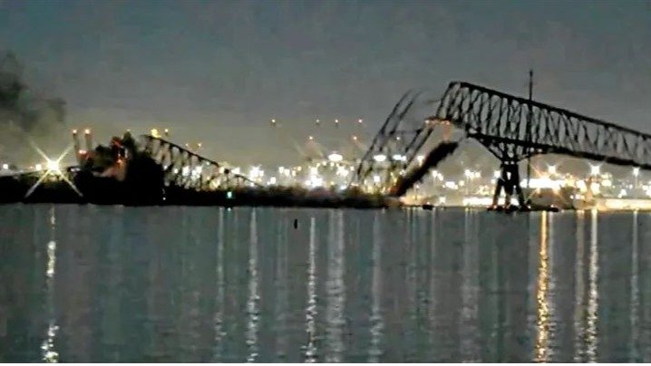 美国巴尔的摩桥梁被货船撞击，瞬间坍塌！多达20多人落水，此货船已不是第一次出事！