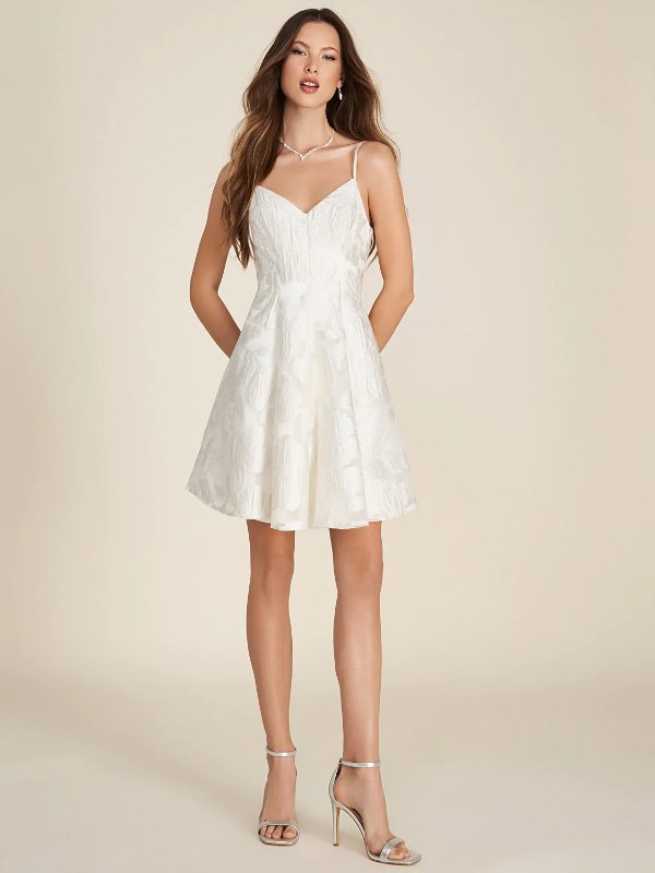 白色短连衣裙
