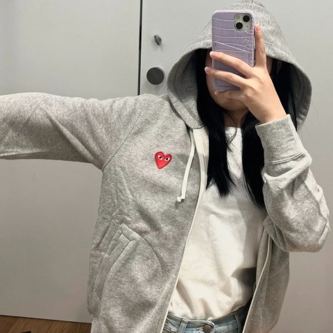 灰色拉链连帽卫衣