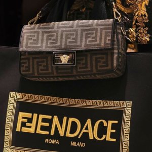 Fendi X Versace范思哲 破格联名 经典老花与华丽宫廷风的碰撞