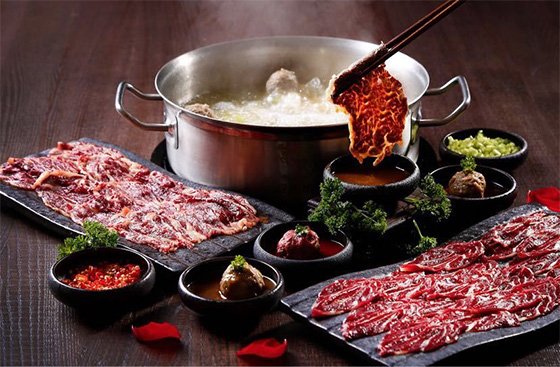 潮汕牛肉火锅更倾向于突出食材本身的鲜美,很适合用 沙茶酱打底的蘸料