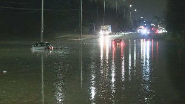 密市两处水管爆裂，路面积水齐腰深，多辆车被困“洪水”中！