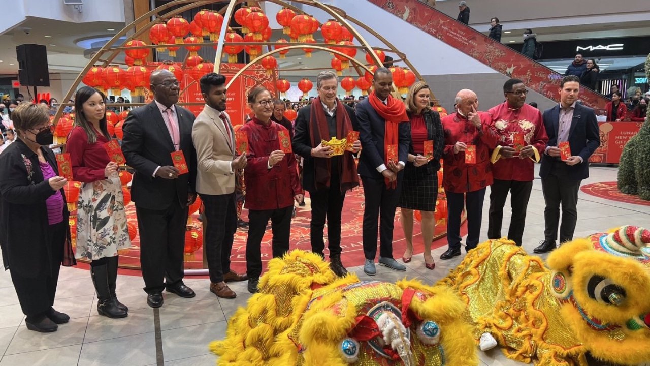 庆新春！多伦多市长John Tory走访华人超市商场和中餐馆给民众拜年！狂派红包！