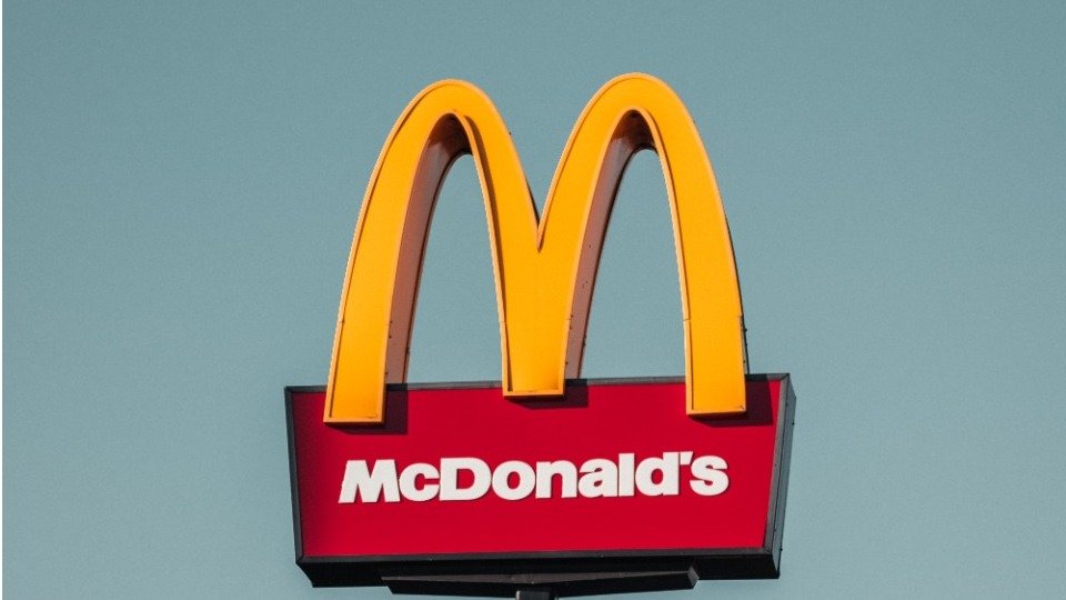 麦当劳贴纸换免费咖啡计划8月起终止！新推出忠诚度奖励计划，消费攒积分，免费换🍟小食、🥤饮料和🍔汉堡套餐！