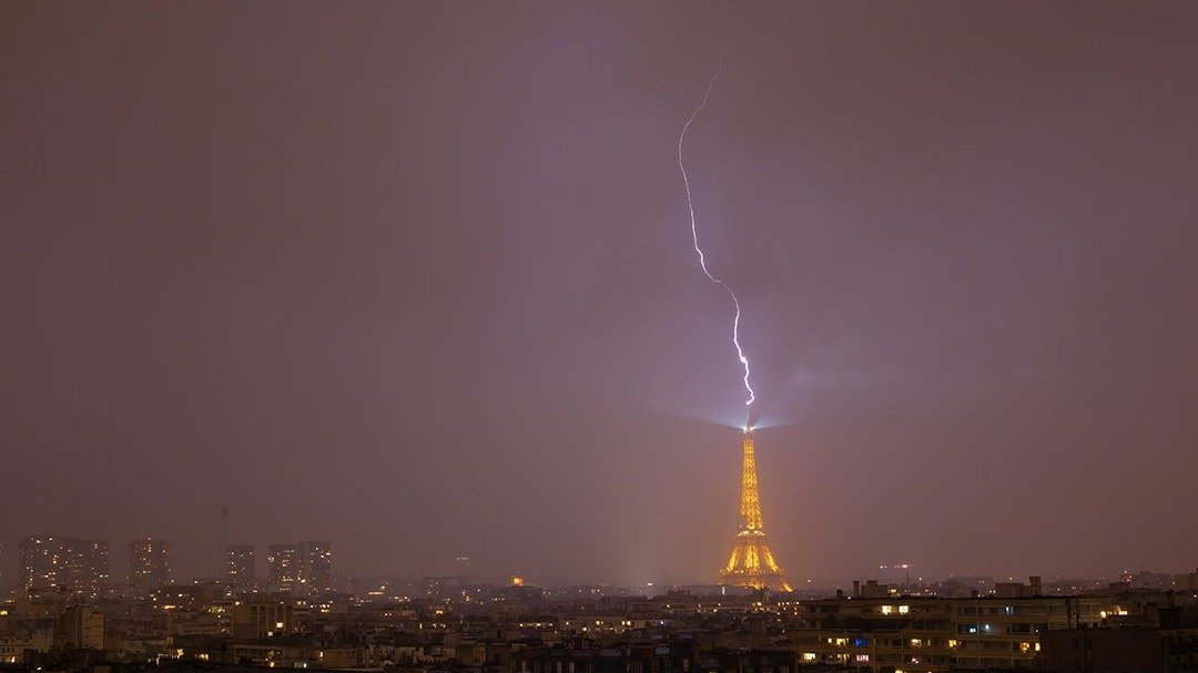 极端风暴袭击巴黎：冰雹、洪水、铁塔被雷击！异常天气如何自保？