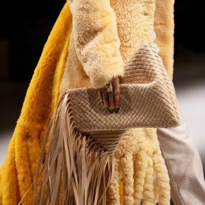 Bottega Veneta 罕见闪促来袭 经典编制款、云朵包均参加