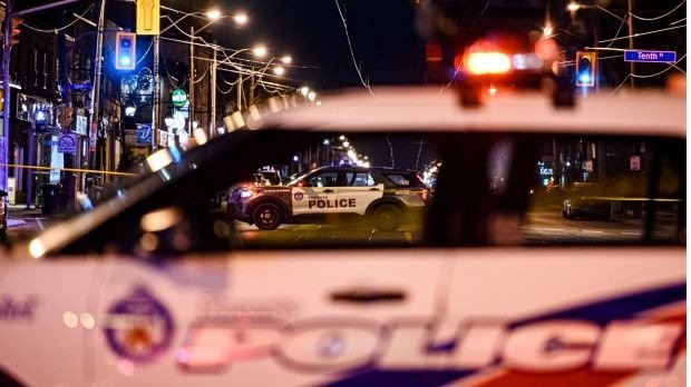 震惊！多伦多3名15岁孩子持枪蒙面暴力劫车，车主被拖出车外用枪击打头部！