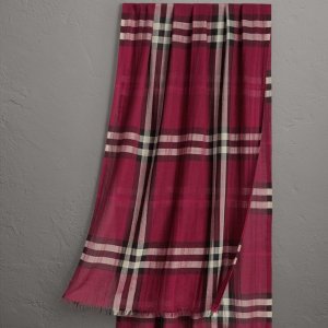 Burberry 格纹丝毛混纺围巾