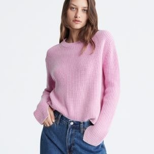粉色圆领毛衣