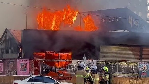 墨尔本南岸废弃工厂起火，警方逮捕两名青少年纵火嫌疑人！部分道路继续关闭