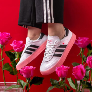 上新：Adidas 热门运动鞋码全速收 还有2020版玫瑰小白鞋