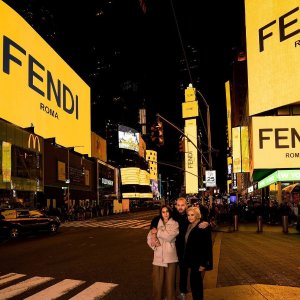 Fendi「罗马黄」炸街纽约时代广场！他将有望接替老佛爷？