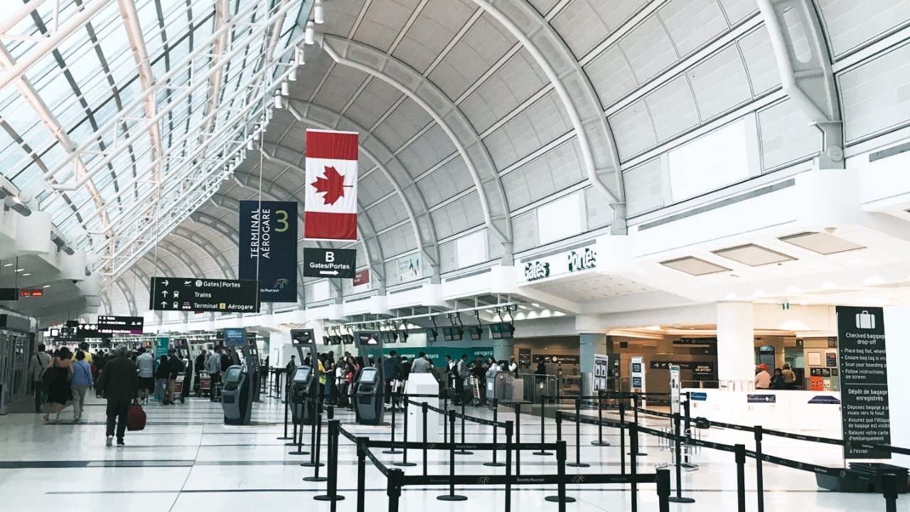 近期出游要注意！加拿大一些机场超过一半的航班被取消、延误！这个在线工具可显示航班状态！